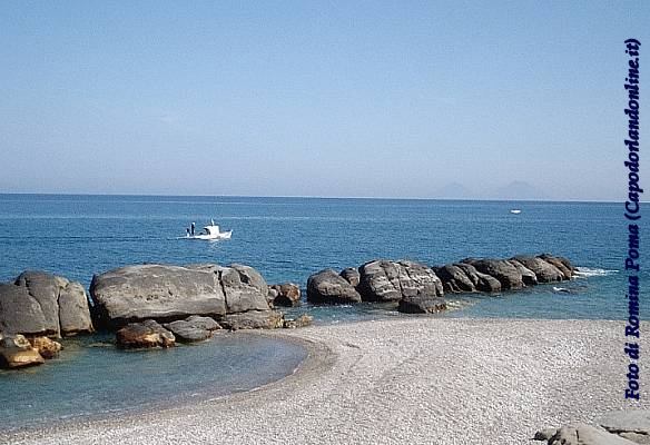 Una barca, il mare e gli scogli...